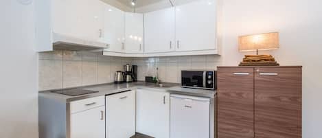 Comfort Apartment | Private kitchenette | Fridge, stovetop, dishwasher, coffee/tea maker