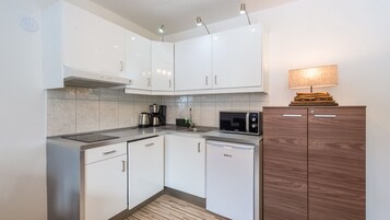 Comfort Apartment | Private kitchenette | Fridge, stovetop, dishwasher, coffee/tea maker