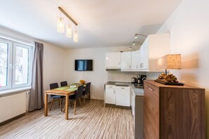 Comfort Apartment | Dapur kecil peribadi | Peti sejuk, dapur, mesin basuh pinggan mangkuk, pembancuh kopi/teh