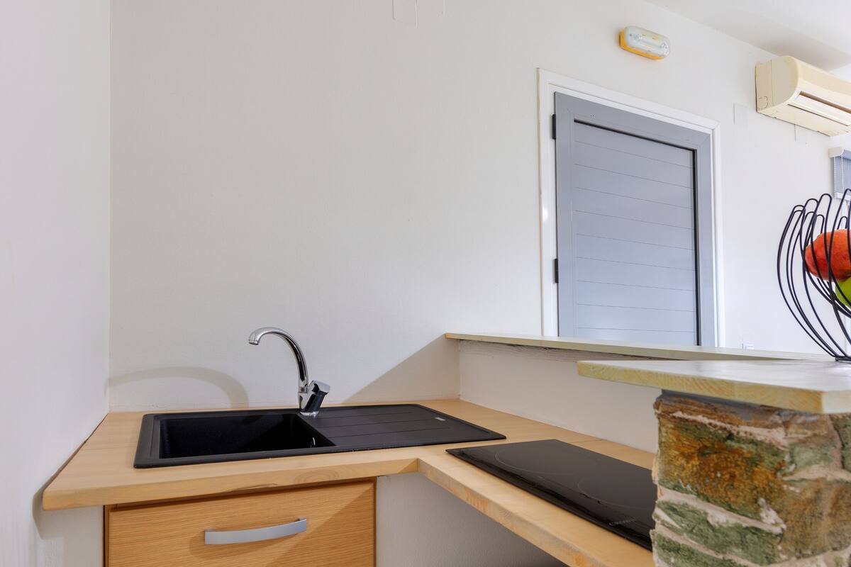 deluxe double hot tub | 1 bedroom, premium bedding, in-room safe, individually decorated