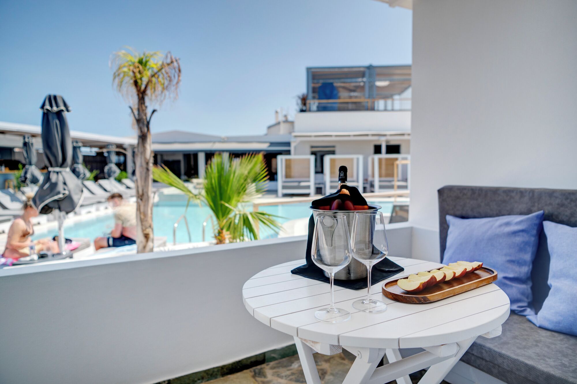 Ropa de cama de alta calidad y caja de seguridad en la habitación 