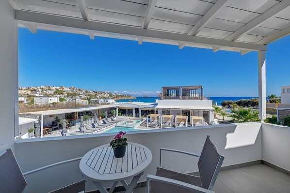 Premium bedding, in-room safe, individually decorated