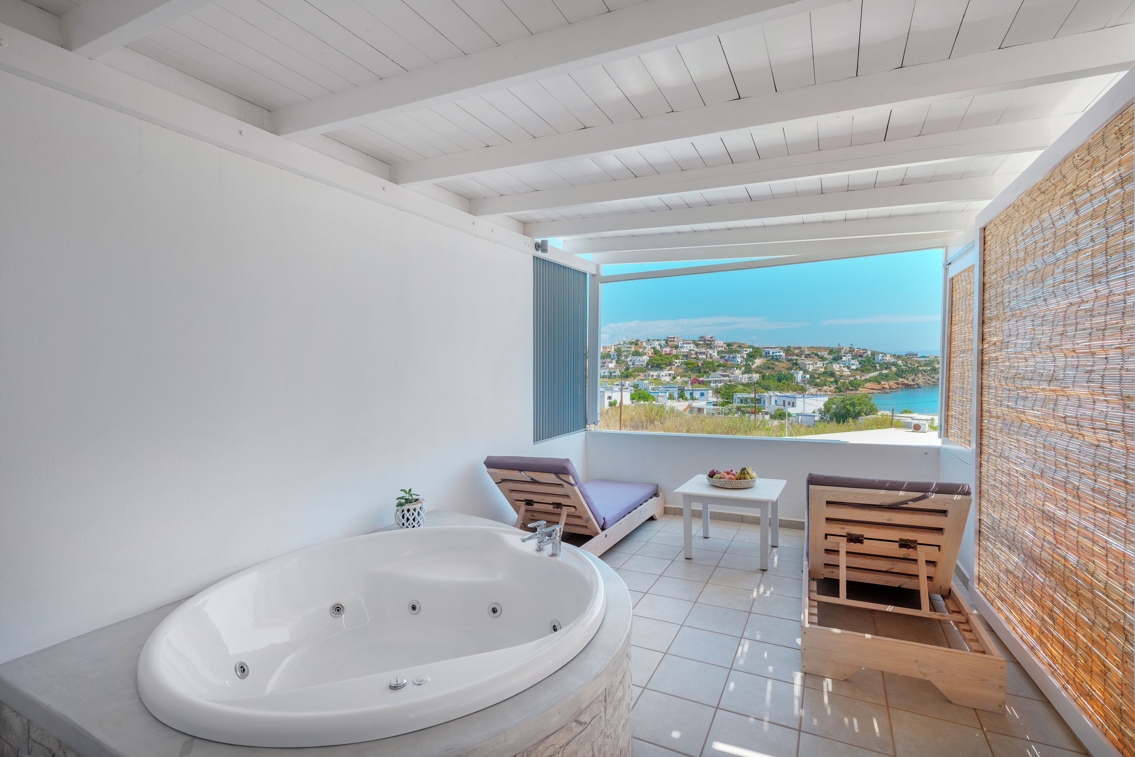 Ropa de cama de alta calidad y caja de seguridad en la habitación 