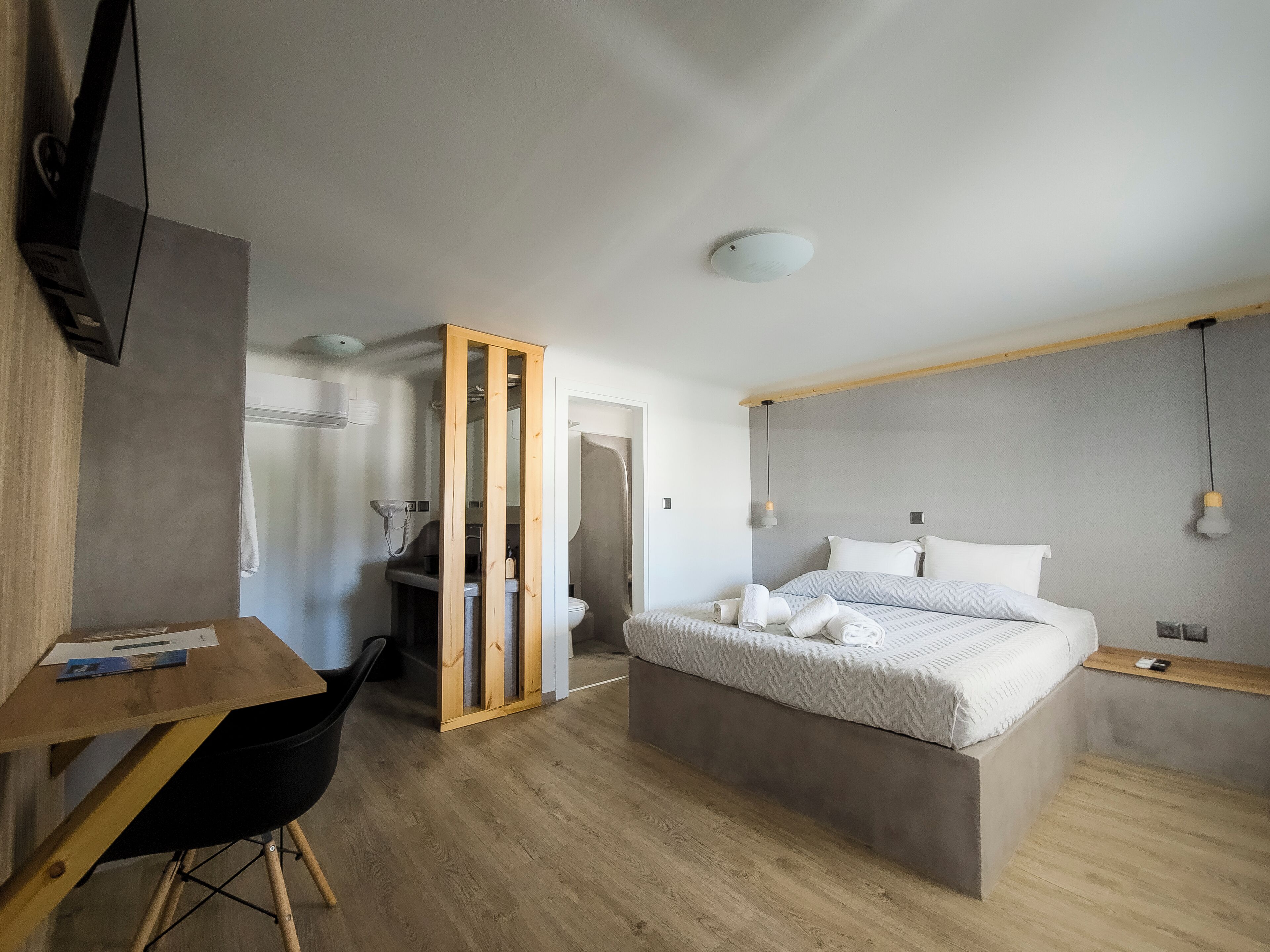 Premium bedding, in-room safe, individually decorated