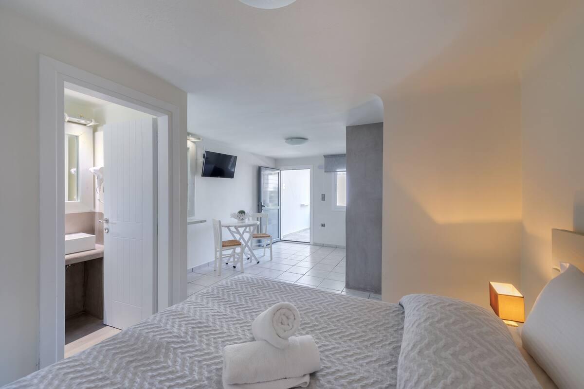 economy double | 1 bedroom, premium bedding, in-room safe, individually decorated