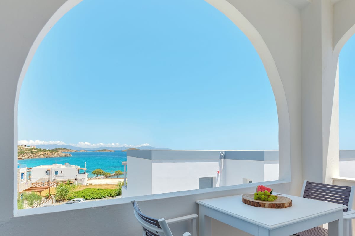 Deluxe Sea View Suite | Premium bedding, in-room safe, individually decorated