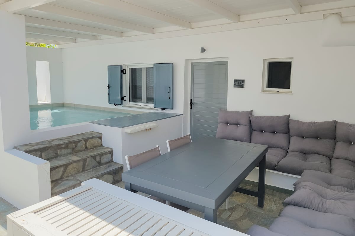 Premium bedding, in-room safe, individually decorated