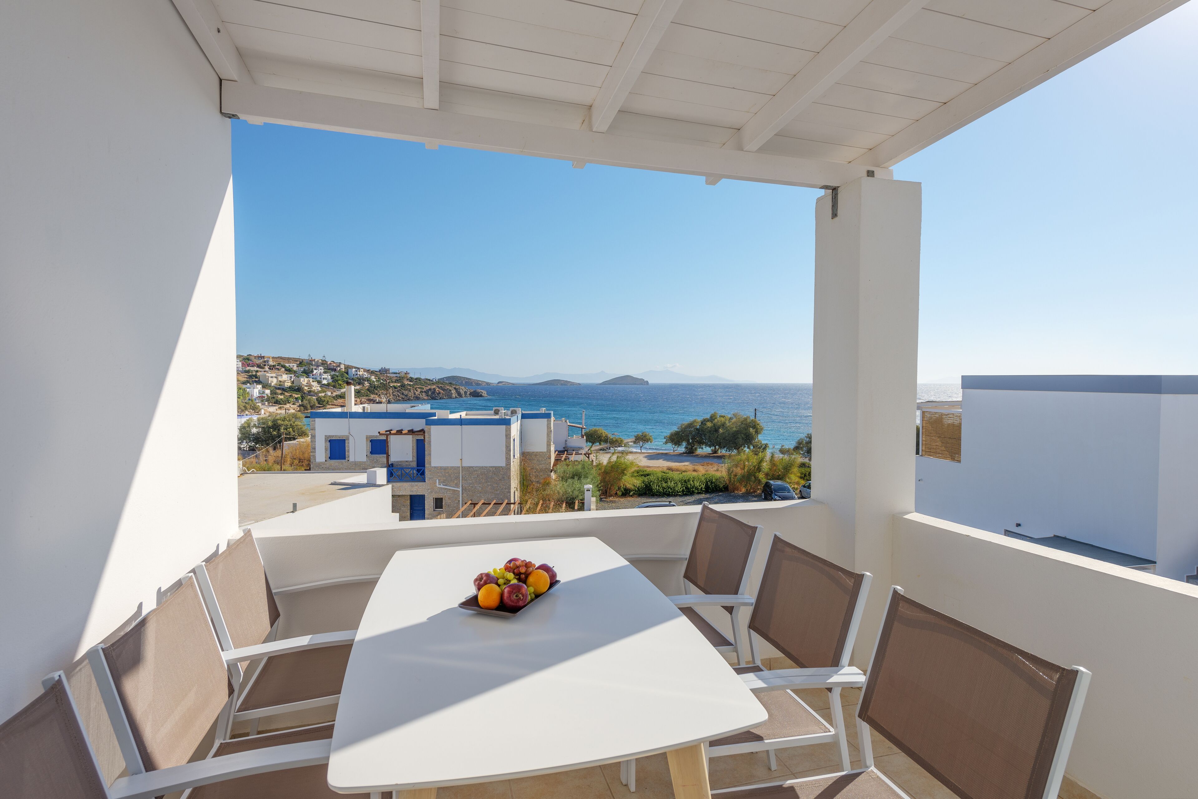 Ropa de cama de alta calidad y caja de seguridad en la habitación 