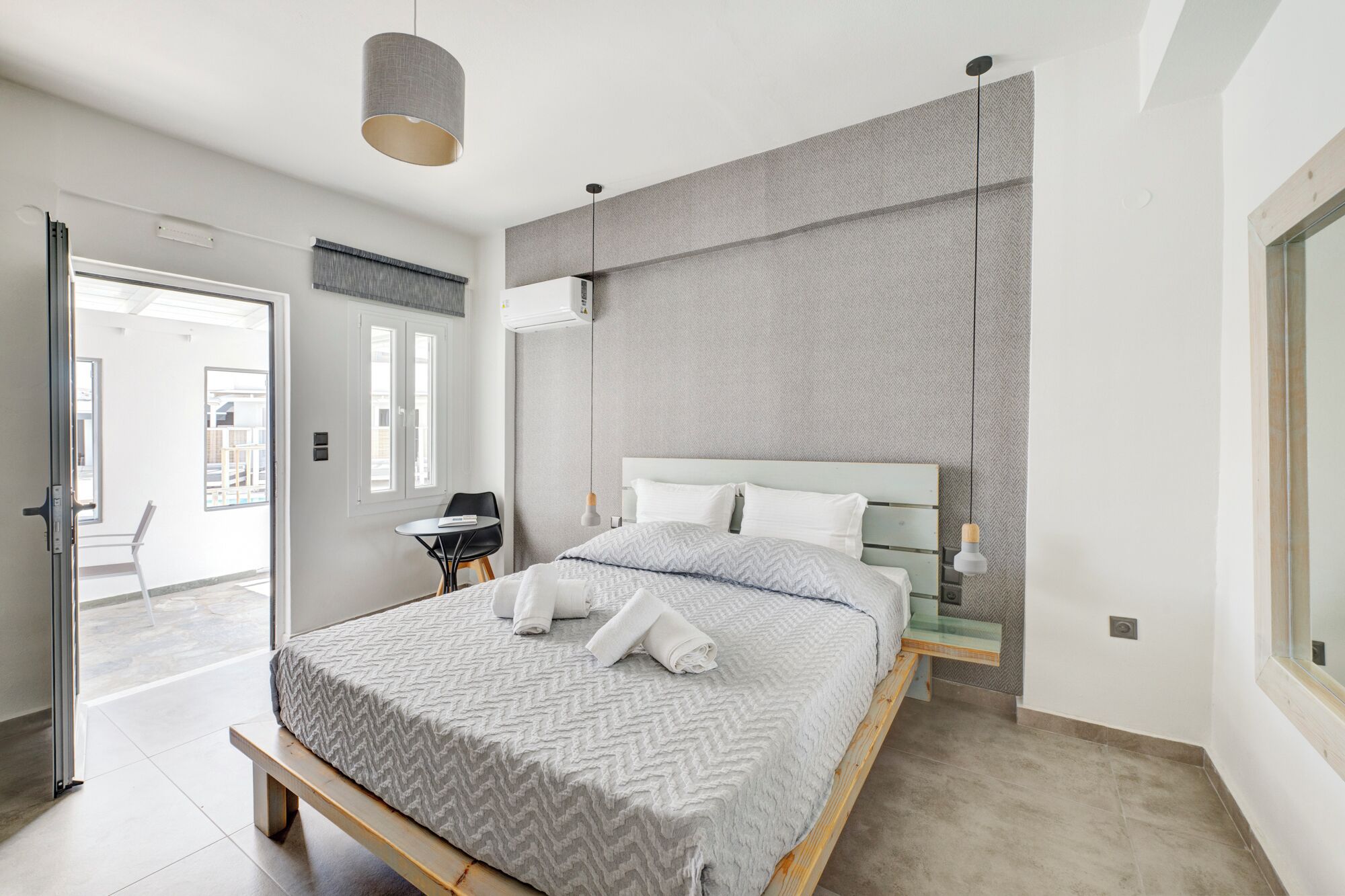 Roupas de cama premium, cofres nos quartos, individualmente decorados