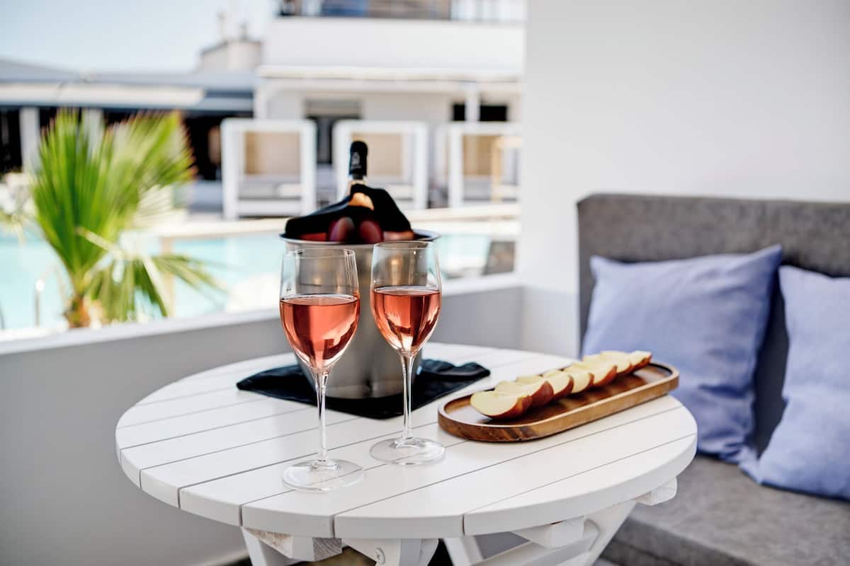 Premium bedding, in-room safe, individually decorated