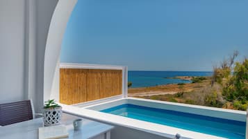 Premium Suite Private Pool Sea View | Sängtillbehör av högsta kvalitet och värdeförvaringsskåp på rummet