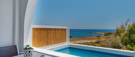 Premium Suite Private Pool Sea View | Ropa de cama de alta calidad y caja de seguridad en la habitación 