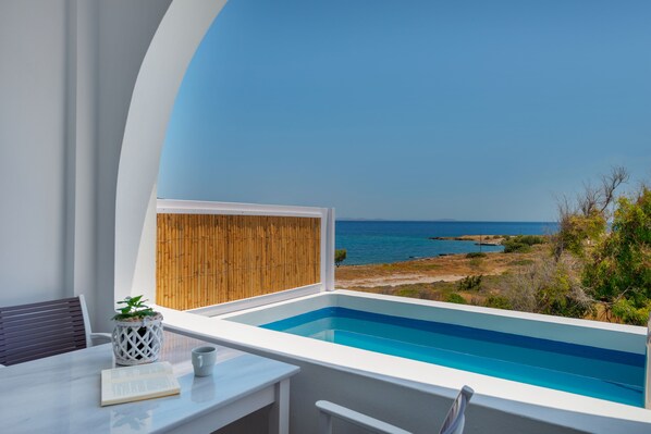 Premium Suite Private Pool Sea View | Biancheria da letto di alta qualità, una cassaforte in camera