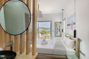 Deluxe Suite Hot Tub Sea View | Roupas de cama premium, cofres nos quartos, individualmente decorados