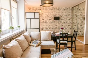 Apartment | Living area | 40-inch flat-screen TV with cable channels, TV - Chmielna Superior (Warsaw)