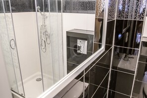 Apartment | Bathroom | Shower, rainfall showerhead, hair dryer, towels - Chmielna Superior (Warsaw)