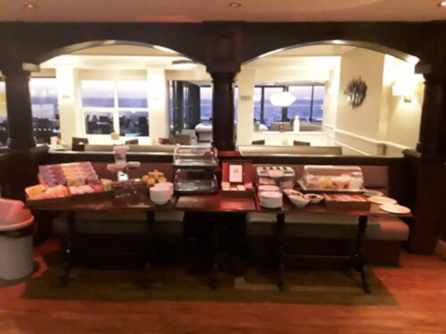 Daily full breakfast (GBP 10.95 per person)