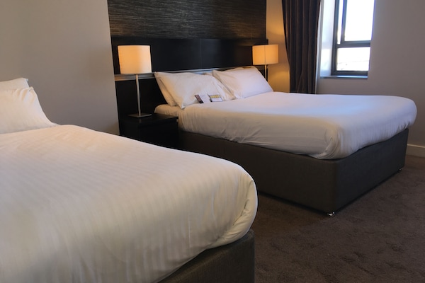 Safe på rommet, skrivebord, strykejern/-brett og wi-fi (inkludert)