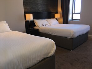 ตู้นิรภัยในห้องพัก, โต๊ะทำงาน, เตารีด/โต๊ะรีดผ้า, Wi-Fi ฟรี