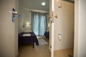 Standard tvÄbÀddsrum - 2 enkelsÀngar - privat badrum | Gratis wi-fi och sÀngklÀder