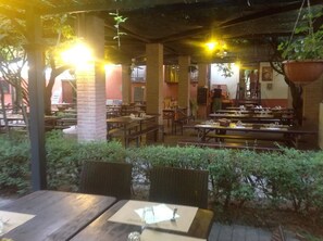 Outdoor dining - B&B Bortolino (Viadana)