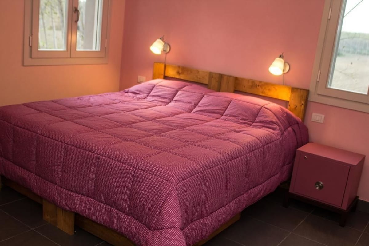 Een bureau, geluiddichte muren, gratis wifi, beddengoed