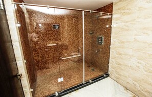 Shower, towels - Hotel Subash International (Reasi)
