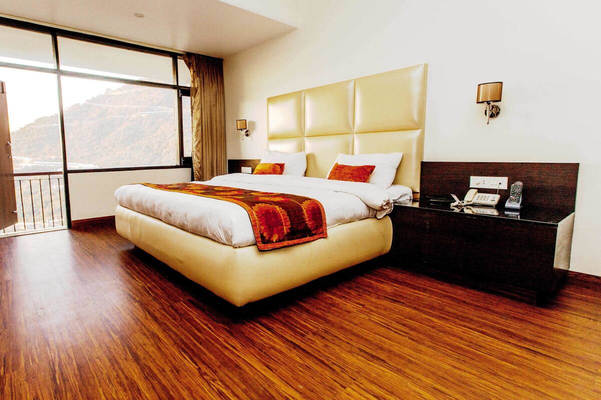 Deluxe Suite, 1 King Bed | 1 bedroom, in-room safe, soundproofing, iron/ironing board