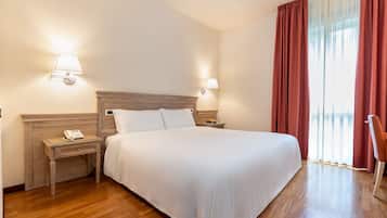 Cubrecamas, minibar y caja de seguridad en la habitación