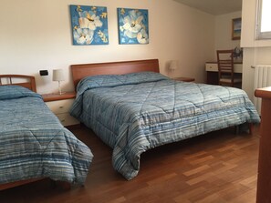 Habitació doble | Cortines opaques, bressols gratuïts, wifi gratuïta i roba de llit 