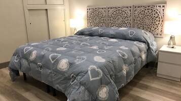 Basic-Doppelzimmer, 1 Schlafzimmer, Raucher, HĂŒgelblick | VerdunkelungsvorhĂ€nge, kostenlose Babybetten, kostenloses WLAN