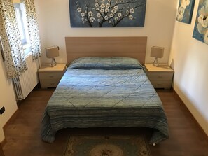 Chambre Double, 1 chambre, fumeurs, vue colline | Rideaux occultants, lits bébé (gratuits), Wi-Fi gratuit, draps fournis
