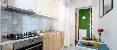 Apartamento | Cozinha privada | Geladeira, fogão, cooktop, lava-louças