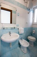 Standard-dobbeltværelse - 1 queensize-seng - ikke-ryger | Badeværelse | Bruser, hårtørrer, bidet, håndklæder