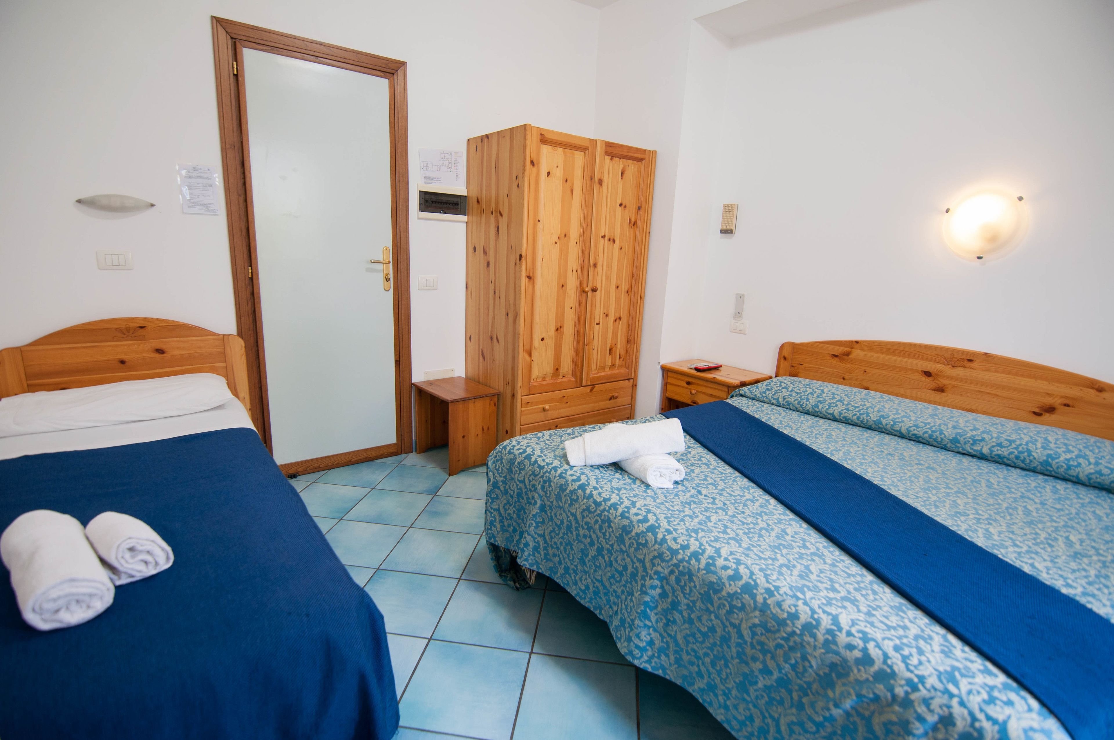 トリプルルーム 禁煙 | デスク、遮光カーテン、WiFi (無料)、ベッドシーツ