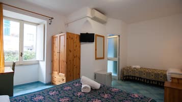 Triple Room, Non Smoking | Desk, blackout drapes, free WiFi, bed sheets