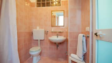 Economy Double Room, 1 Queen Bed, Non Smoking | Bathroom | Shower, hair dryer, bidet, towels