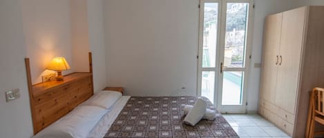 Dreibettzimmer, Nichtraucher | Schreibtisch, Verdunkelungsvorhänge, kostenloses WLAN, Bettwäsche