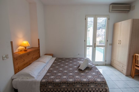 Escritorio, cortinas blackout, wifi gratis y ropa de cama . Albergo Macrì