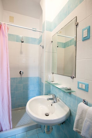 Einzelzimmer, 1 Einzelbett, Nichtraucher | Badezimmer | Dusche, Haartrockner, Bidet, Handtücher