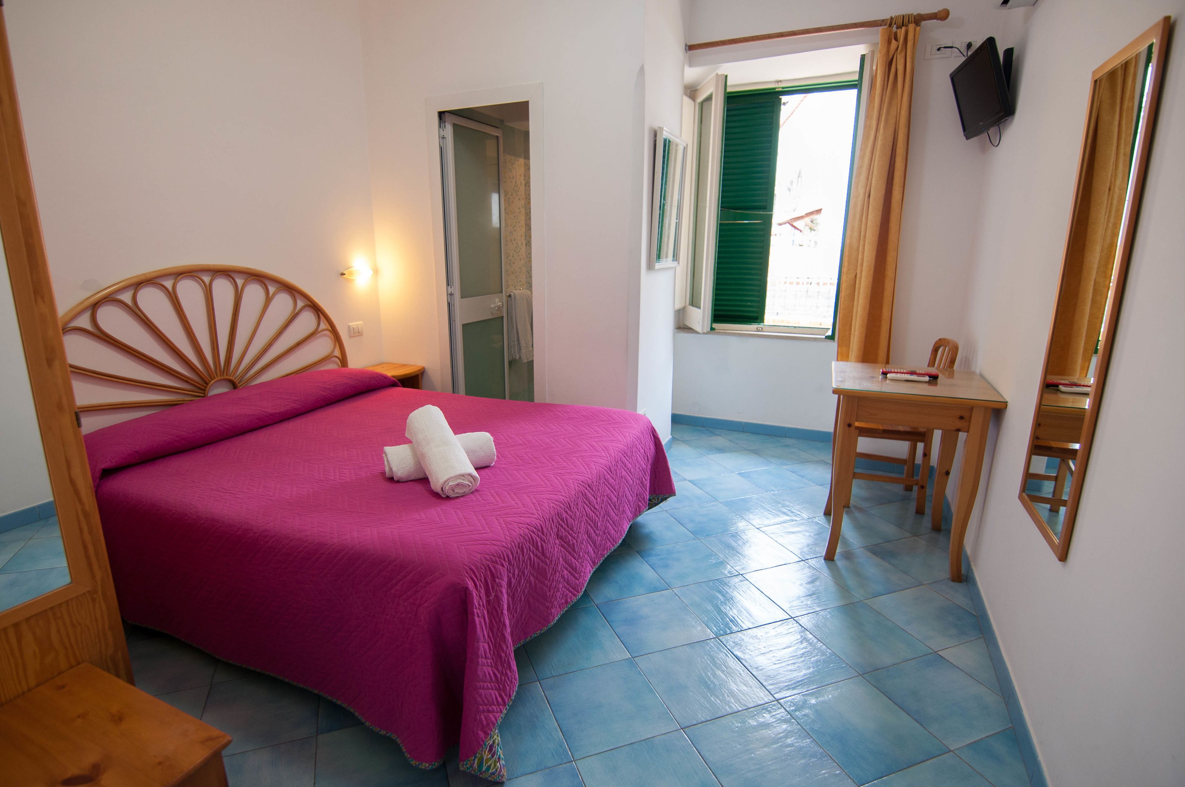 スタンダード ダブルルーム クイーンベッド 1 台 禁煙 | デスク、遮光カーテン、WiFi (無料)、ベッドシーツ