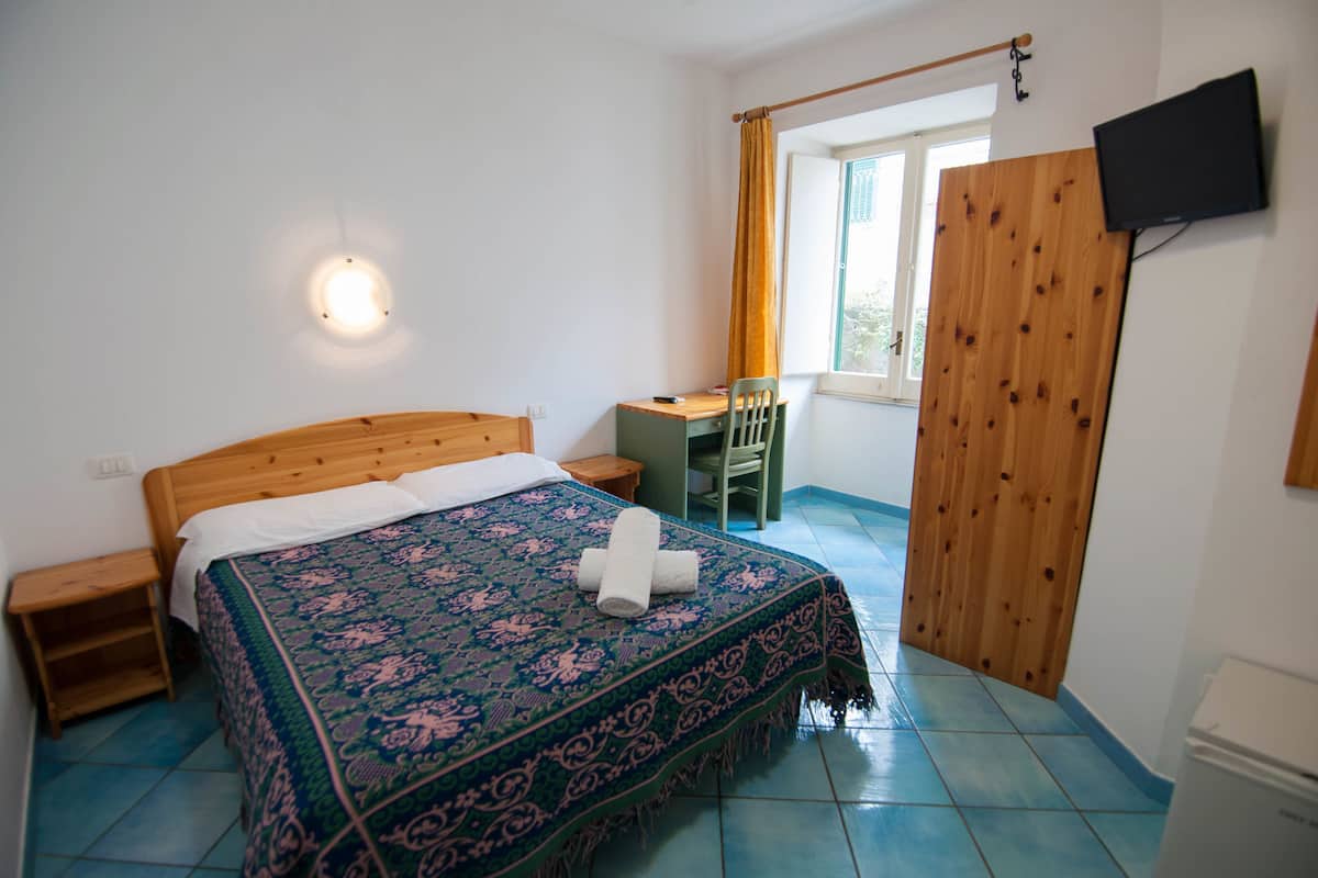 Triple Room, Non Smoking | Desk, blackout curtains, free WiFi, bed sheets