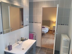 Classic-Doppelzimmer, mit Bad, Blick auf den Innenhof (Viollet le Duc) | Badezimmer