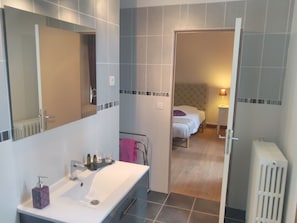 Classic Double Room, Ensuite, Courtyard View (Viollet le Duc) | Bilik Mandi