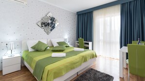 Un dormitorio moderno con cama, mesitas de noche, escritorio y silla.