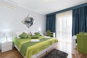 Estudio básico, balcón | Escritorio, wifi gratis, ropa de cama