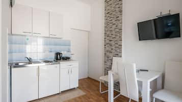Estudio básico, balcón, vista al mar | Cocineta privada | Refrigerador, microondas, parrilla de estufa y cafetera y tetera