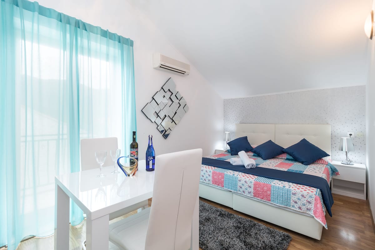 Studio, balcon, vue mer
