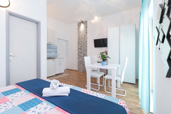Studio de base, balcon, vue sur la mer | Bureau, accès au Wi-Fi (inclus), literie fournie