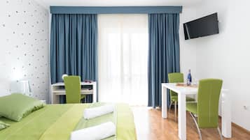 Escritorio, wifi gratis y ropa de cama